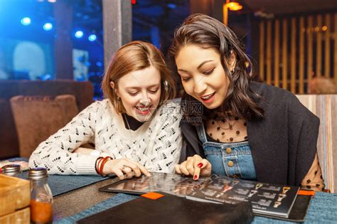 两个女孩最好的朋友在夜总会餐厅里高清图片下载-正版图片505991867-摄图网