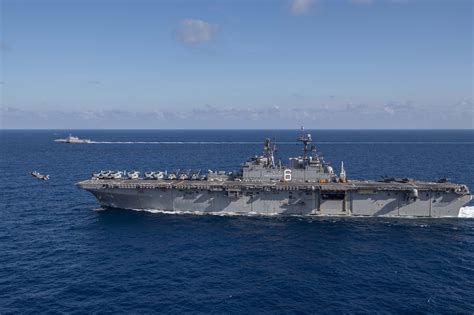 美海军罗斯福号航母战斗群和美利坚号远征打击群周日在南海举行了远征