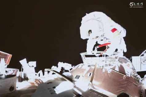 中国神舟十三号航天员首次出舱女航天员王亚平创造新纪录 - 图说世界 - 龙腾网