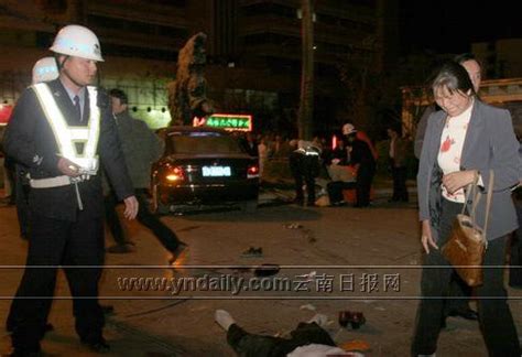 上海发生车祸导致2死12伤 交警称现场已处置完毕(含视频)_手机新浪网