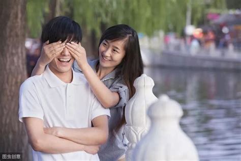 对视微笑的外国男女图片免费下载_红动中国
