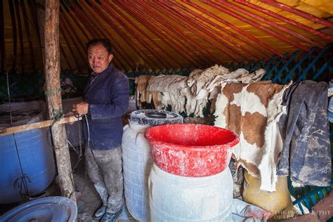 古老的熟皮技艺还传承在内蒙古大草原，一张羊皮卖一百多块_做皮草的皮姐_新浪博客