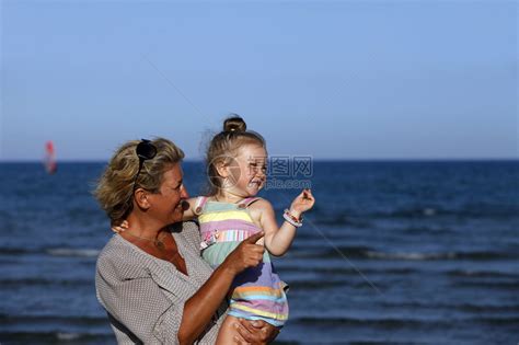 祖母带着小孙女在沙滩上高清图片下载-正版图片504939465-摄图网