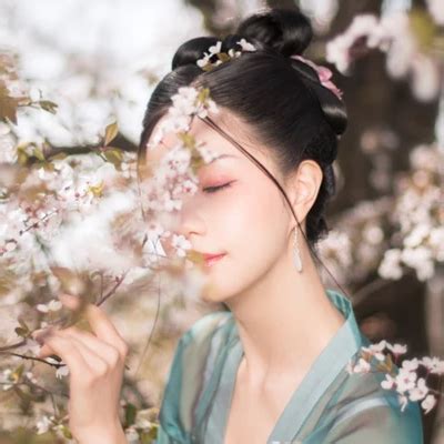 古风华丽女生头像真人版