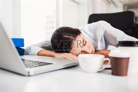 办公室里疲惫不堪的女人照片摄影图片_ID:127368807-Veer图库