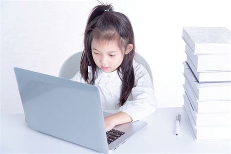 书桌电脑前学习的小女孩,教育业,各行各业,摄影素材,汇图网www.huitu.com