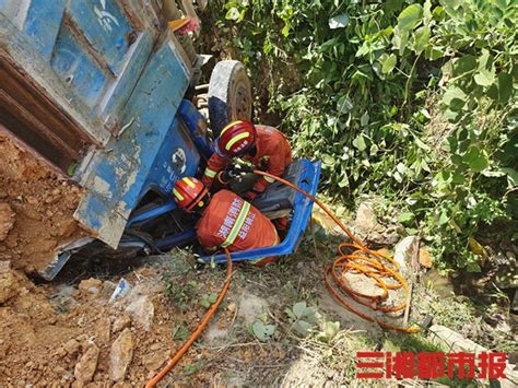 渣土车倒立水沟中驾驶员被困，消防惊险施救 - 城事 - 新湖南