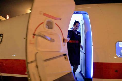 乘务班第一批客舱服务与应急综合实训顺利完成-上海民航职业技术学院民航乘务学院