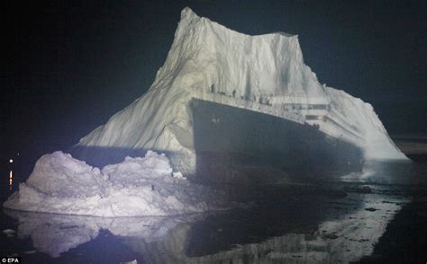 灯光艺术家在冰山上重现泰坦尼克号沉没时景象