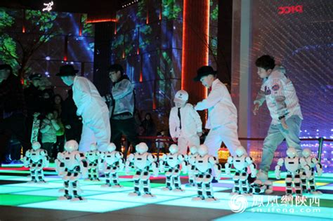 机器人演绎科技快闪 人机“舞林大会”燃动西安高新区_陕西频道_凤凰网