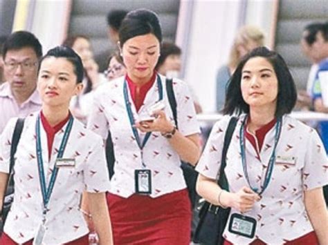香港国泰航空空姐拒挂中文名牌 称“不讨好内地客”_凤凰资讯