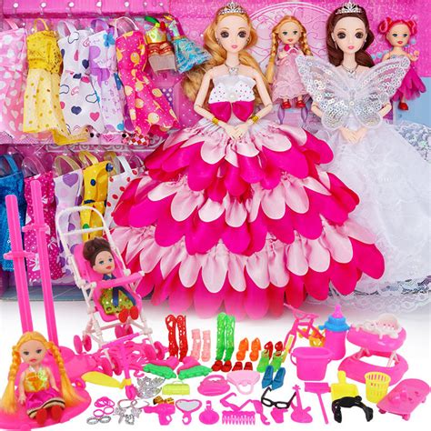 芭比娃娃公主玩具，芭比和长发公主坐飞机旅行