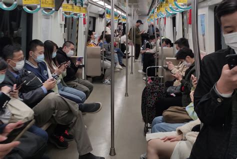北京地铁取消强制戴口罩后，多数乘客仍坚持戴 - 人民日报健康客户端 - 健康时报网_精品健康新闻 健康服务专家