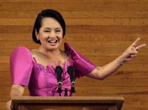 菲律宾的女总统阿罗约长得很漂亮，她是华裔吗？如果不是，请问她是什么族的？