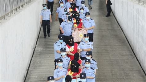 广东这个女厅官被戴上手铐 多名警员押送画面曝光_广东频道_凤凰网
