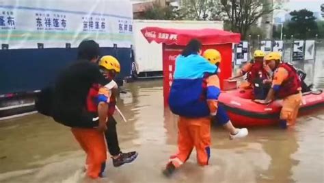 八旬瘫痪夫妻水中遇险需撤离，救援人员游泳进场接出二人_凤凰网视频_凤凰网