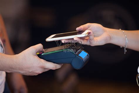 非接触式支付矢量图标。信用卡手，无线NFC支付波和非接触式支付通标识。插画图片素材_ID:385262629-Veer图库