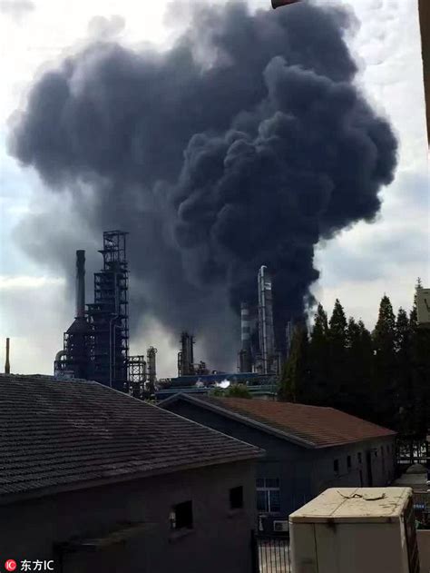 南京金陵石化炼油厂发生爆炸 现场腾起大量黑烟--图片频道--人民网
