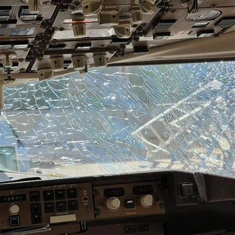 美国一架波音飞机挡风玻璃破裂，从万米高空紧急降落_美一波音飞机挡风玻璃破裂紧急降落_乘客_情况