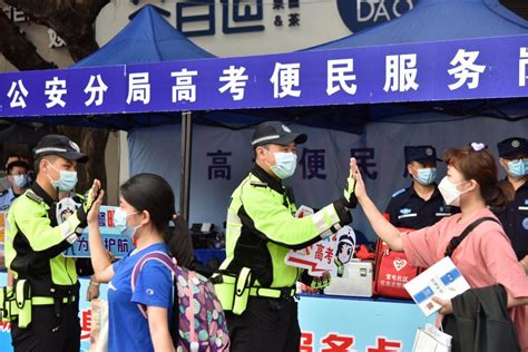 江西宜春：警察护送重病老人安全回家-人民图片网