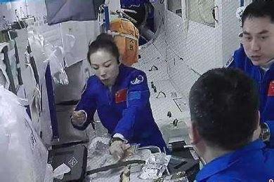 航天员在中国空间站是怎么吃饭的？网友：中餐走出地球了
