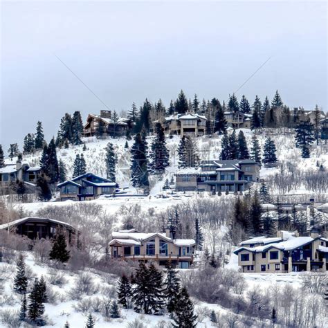 在雪山顶上建起了多姿彩的房屋高清图片下载-正版图片507501183-摄图网