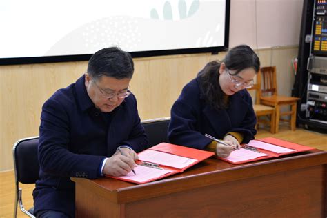 化学化工与材料学院与济宁十三中签署合作协议并举行授牌仪式-济宁学院