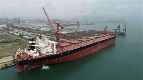 全球最大的货轮，堪称海上“巨无霸”，排水量18.6万吨！_腾讯视频
