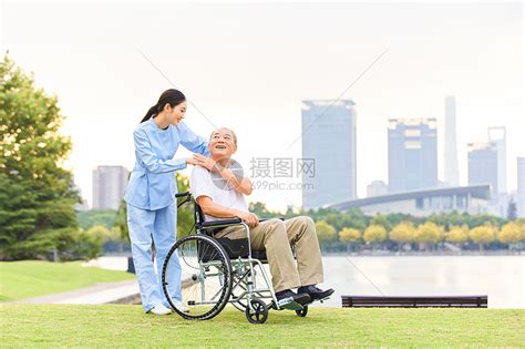 护士给身体不便的老人按摩mp4格式视频下载_正版视频编号168411-摄图网