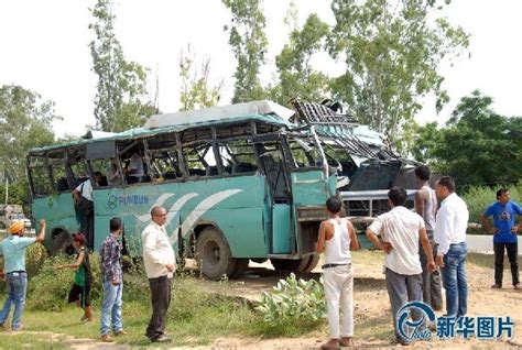 印度一巴士坠入运河 全车约30名乘客生还希望渺小_海口网