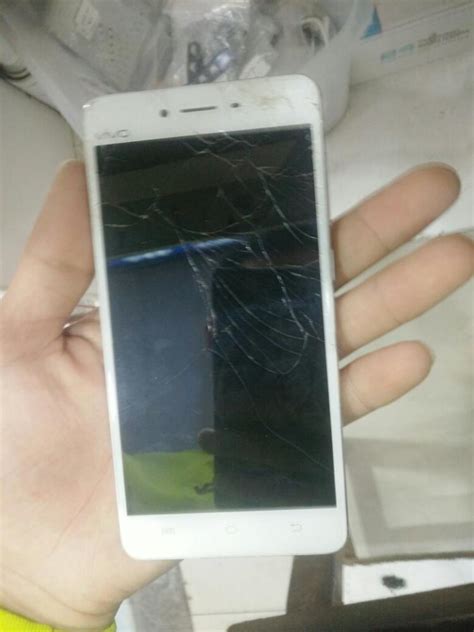 我的手机摔了一下黑屏了，屏幕没碎，去维修要多少钱？-真格学网