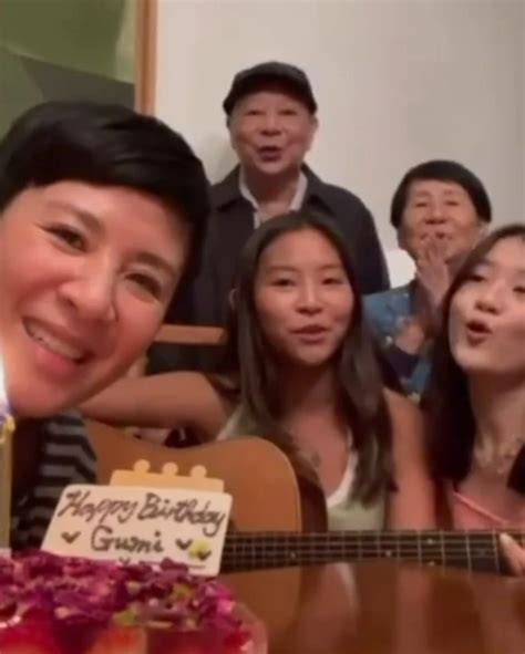 吴君如生日全家庆祝 与陈可辛甜蜜亲吻女儿在一旁弹吉他 -- 眼界，放眼世界
