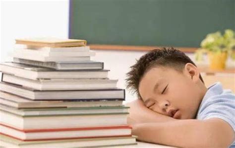 教育部:小学生每日睡眠应达10小时-小学生睡眠时间要保证多少小时 - 见闻坊