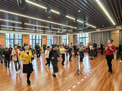 国标交谊舞系：开展线上线下同步教学活动_市老年大学