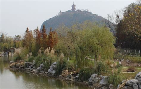 狼山是南通著名的风景名胜区，位于长江北岸。站在山顶可以看见长江