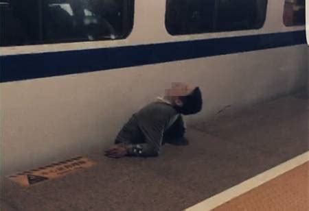男子被夹在地铁屏蔽门与列车中间 站务员按下紧急按钮_手机新浪网