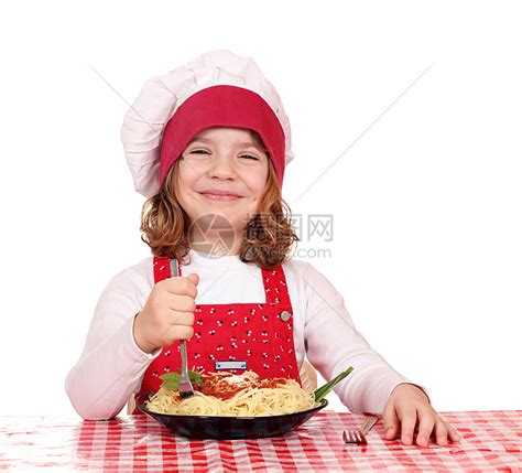 快乐的小女孩做饭吃意大利面乐趣青年帽子面条烹饪童年孩子们美食厨师食物高清图片下载-正版图片322040929-摄图网