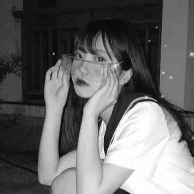 甜美女生头像超拽黑白