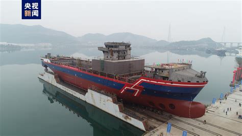 全球最大、国内首艘万吨级远洋通信海缆铺设船在江西九江下水__财经头条