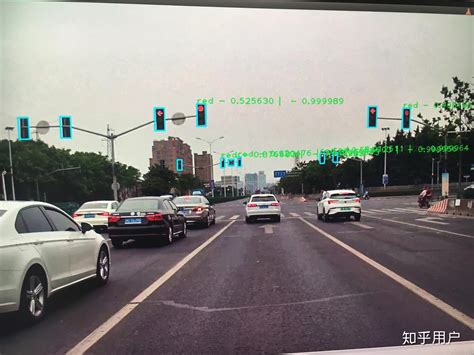 红绿灯读秒的和不读秒的哪种更好？怎么通过路口更安全？-新浪汽车