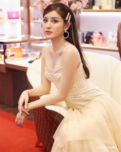 越南“第一美女”有多撩人。这名美女名字叫做Nguyen Tran，在2017年曾入选格兰德的国际小姐前10名，听说可以进到世界小姐大赛的 ...