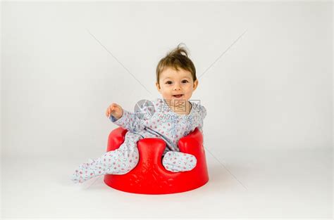 小女孩坐在椅子上玩耍高清图片下载-正版图片501371670-摄图网
