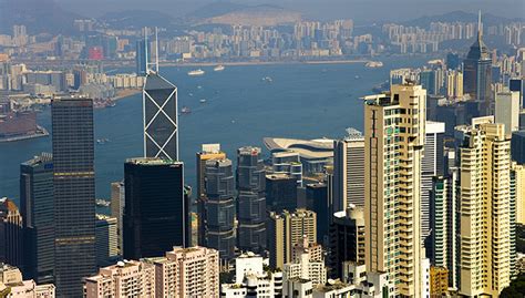 香港财政司：特区政府将向18岁或以上市民每人派发1万港元|界面新闻 · 中国