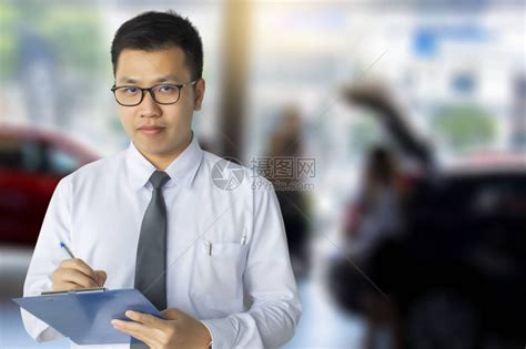 这个职业男子销售员商业检查在笔高清图片下载-正版图片502576688-摄图网
