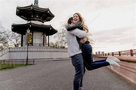 快乐的年轻人拥抱女友，英国伦敦巴特西公园，爱情，高清图片下载-正版图片501870069-摄图网