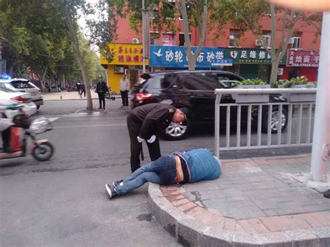 大白天，郑州一男子躺马路边呼呼大睡，咋回事儿？ - 河南一百度