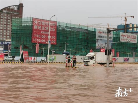 直击广州暴雨：番禺大石路口水流成河，市民趟水过街_南方网