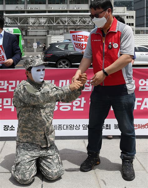 驻韩美军被控性侵韩国女子 韩警方直接将其移交美军_手机新浪网