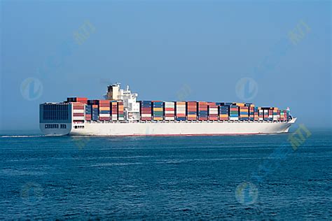 海上行驶巨大集装箱货轮高清图片下载-找素材