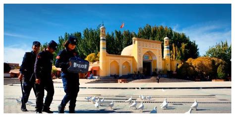 在新疆小城喀什，有一座旅行必打卡的“地标”景点：艾提尕尔广场